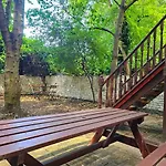 Lovely Ground Floor Home With High Ceiling And A Private Garden With Deck By Earl\'S Court Station