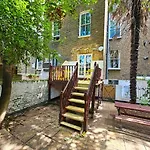 Lovely Ground Floor Home With High Ceiling And A Private Garden With Deck By Earl\'S Court Station