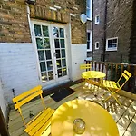 Lovely Ground Floor Home With High Ceiling And A Private Garden With Deck By Earl\'S Court Station