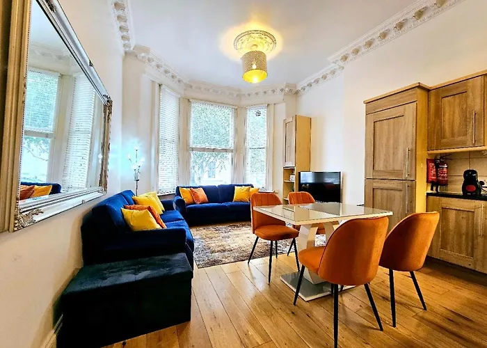 Lovely Ground Floor Home With High Ceiling And A Private Garden With Deck By Earl\'S Court Station