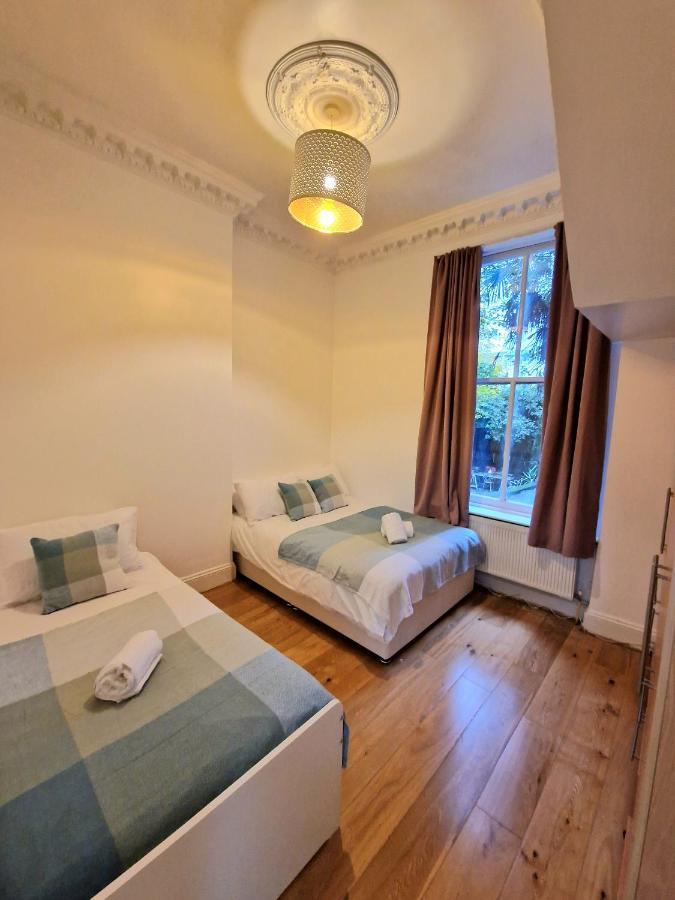 Lovely Ground Floor With High Ceiling And A Private Garden With Deck By Earl's Court Station *