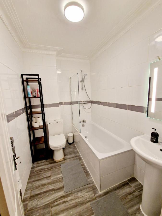 Lovely Ground Floor With High Ceiling And A Private Garden With Deck By Earl's Court Station Apartamento *
