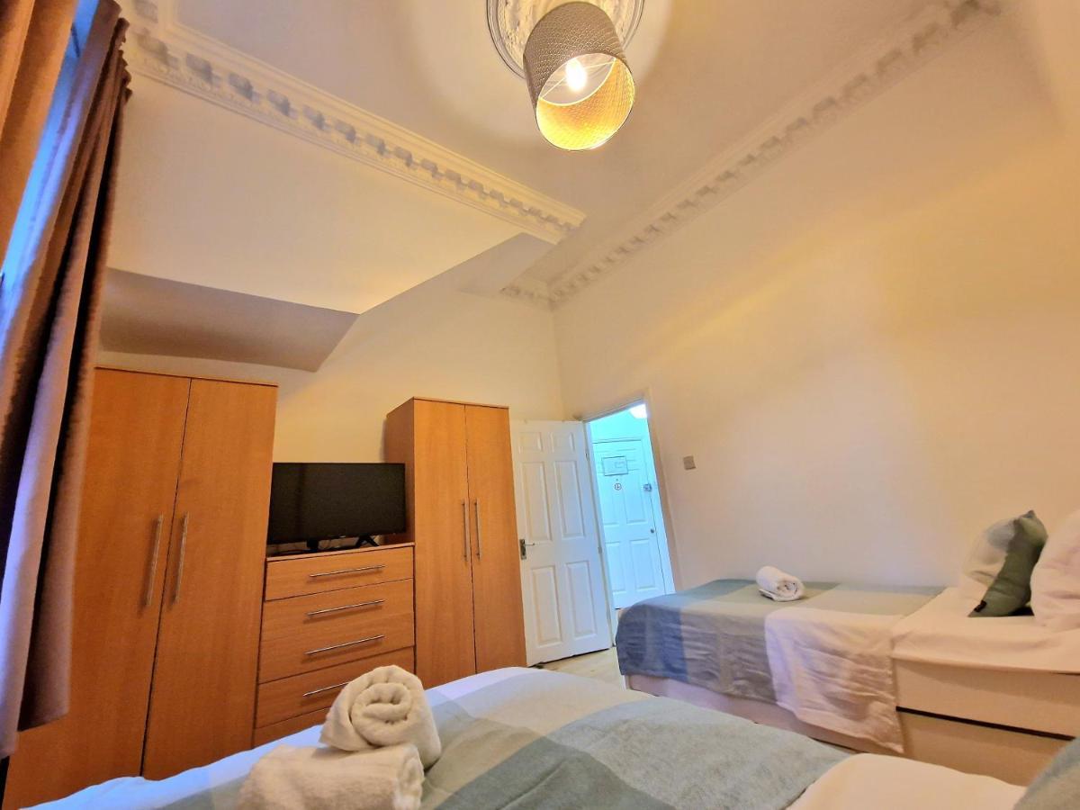Lovely Ground Floor With High Ceiling And A Private Garden With Deck By Earl's Court Station *