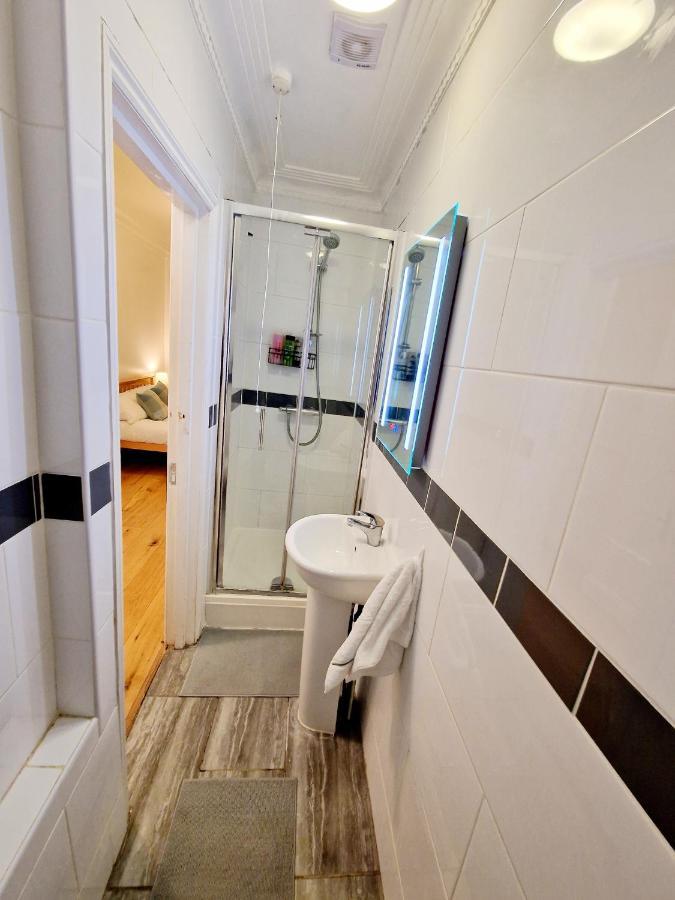 Lovely Ground Floor With High Ceiling And A Private Garden With Deck By Earl's Court Station Londres