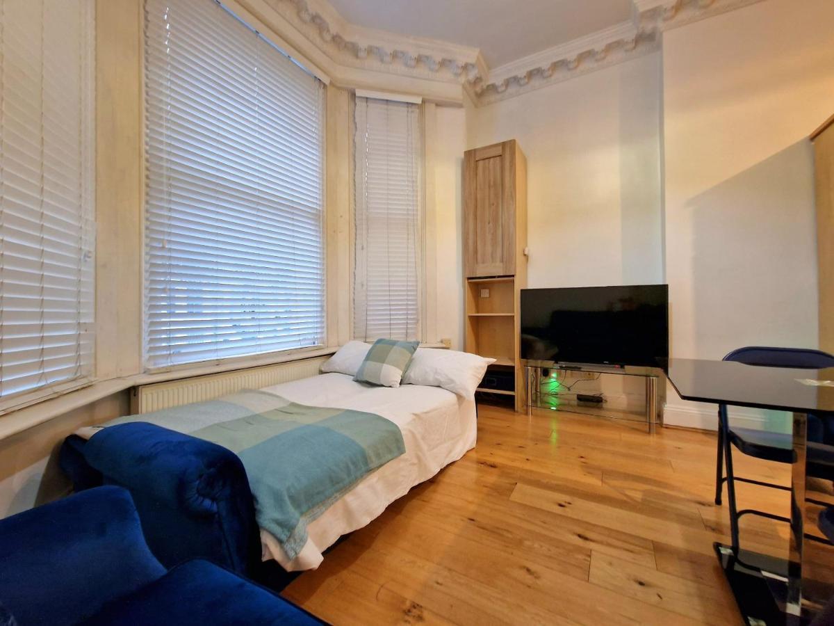 Apartamento Lovely Ground Floor With High Ceiling And A Private Garden With Deck By Earl's Court Station Londres