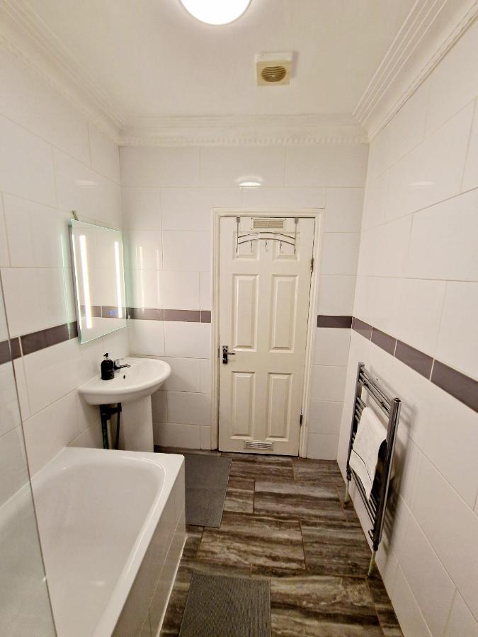 Lovely Ground Floor With High Ceiling And A Private Garden With Deck By Earl's Court Station Londres