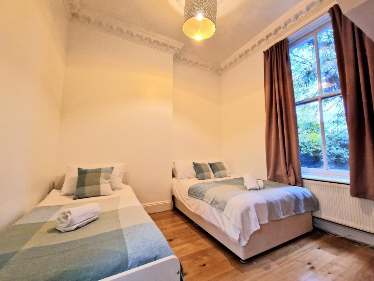 Lovely Ground Floor With High Ceiling And A Private Garden With Deck By Earl's Court Station Apartamento Londres