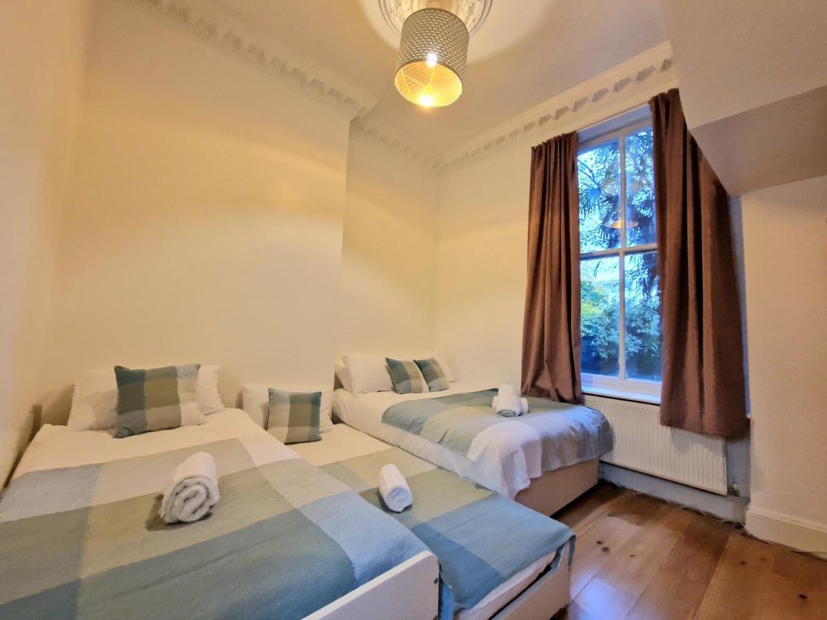 Lovely Ground Floor With High Ceiling And A Private Garden With Deck By Earl's Court Station *