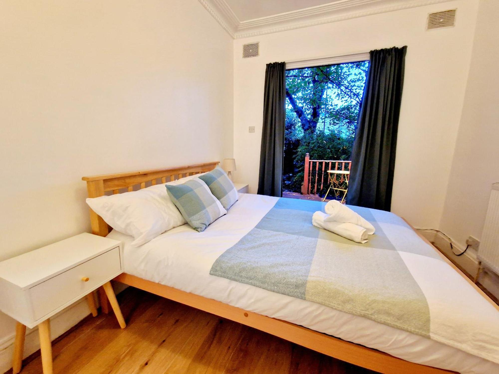 Lovely Ground Floor With High Ceiling And A Private Garden With Deck By Earl's Court Station Apartamento Londres