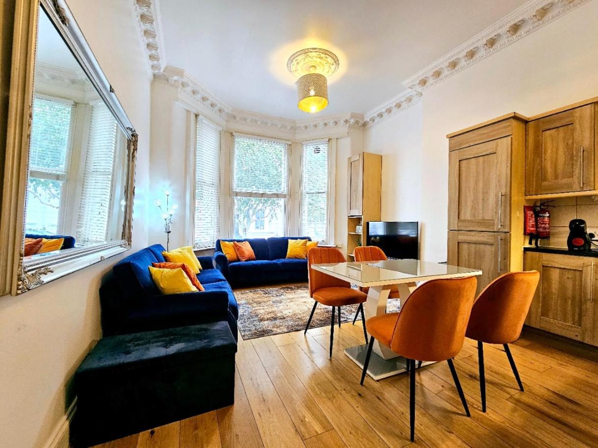 Lovely Ground Floor With High Ceiling And A Private Garden With Deck By Earl's Court Station Londres