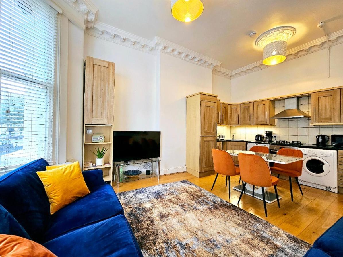 Lovely Ground Floor With High Ceiling And A Private Garden With Deck By Earl's Court Station * Londres