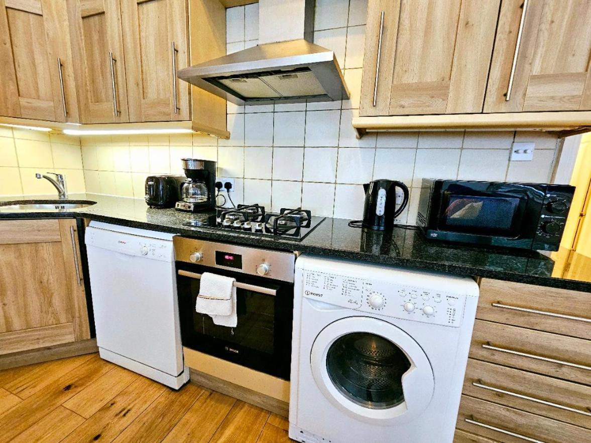 Lovely Ground Floor With High Ceiling And A Private Garden With Deck By Earl's Court Station Apartamento *