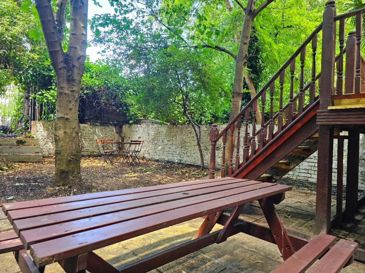 Lovely Ground Floor With High Ceiling And A Private Garden With Deck By Earl's Court Station *