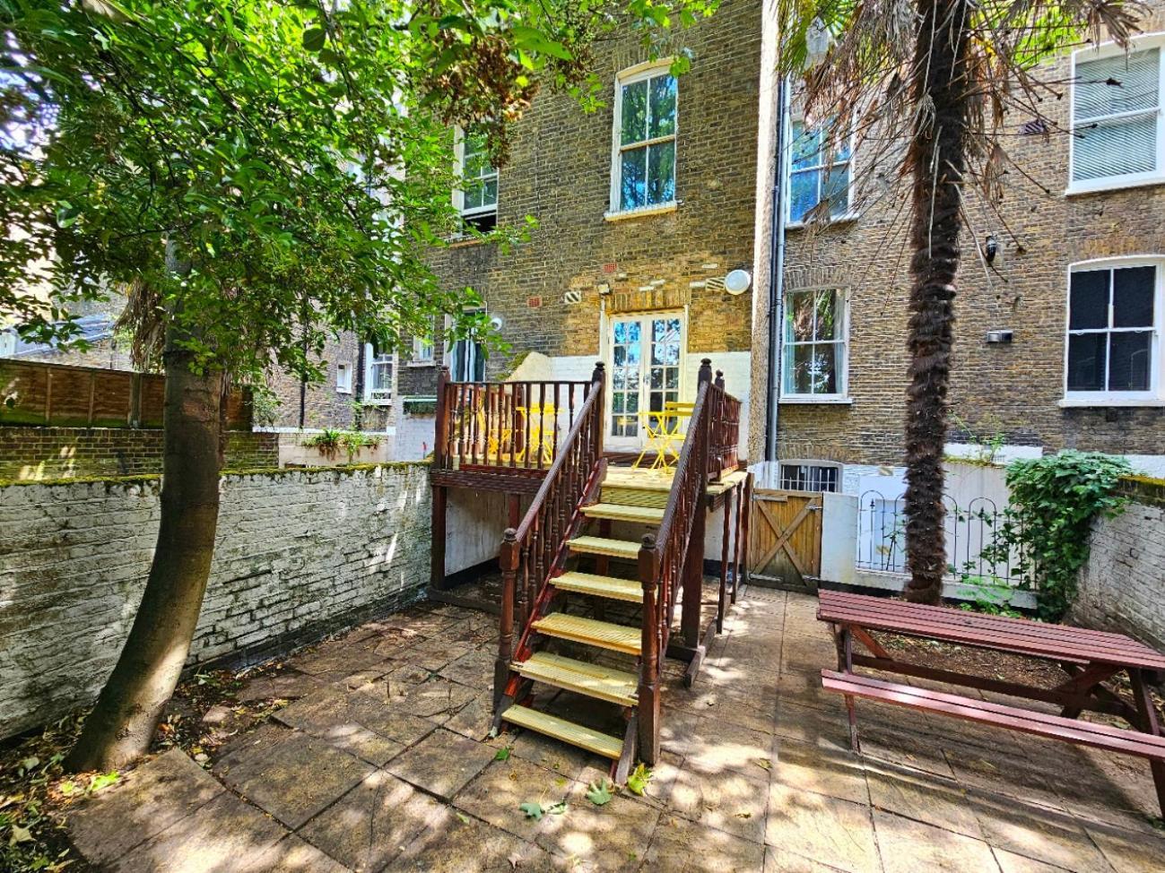 Lovely Ground Floor With High Ceiling And A Private Garden With Deck By Earl's Court Station Apartamento Londres