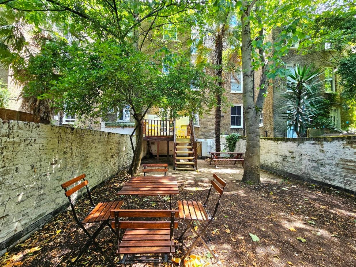 Lovely Ground Floor With High Ceiling And A Private Garden With Deck By Earl's Court Station Londres