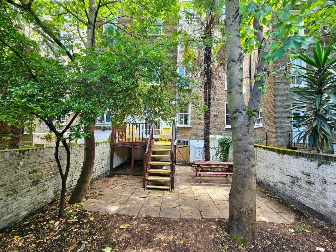 Lovely Ground Floor With High Ceiling And A Private Garden With Deck By Earl's Court Station Apartamento
