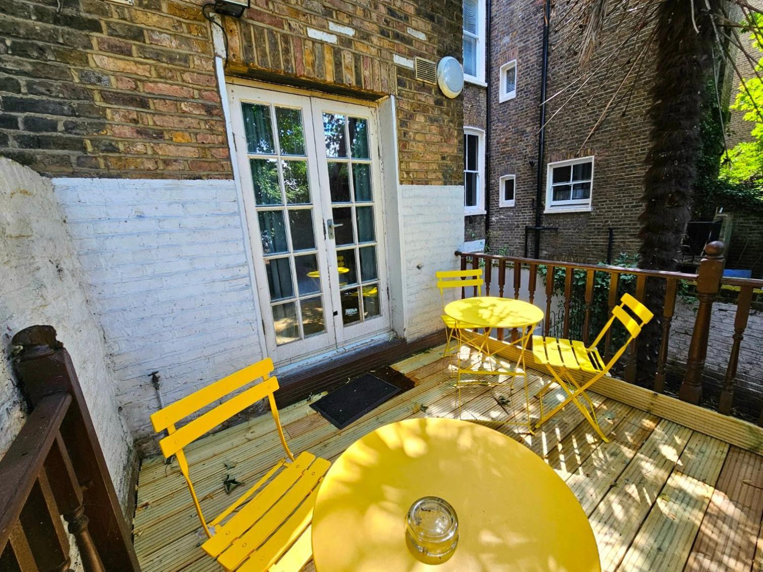 Lovely Ground Floor With High Ceiling And A Private Garden With Deck By Earl's Court Station Apartamento