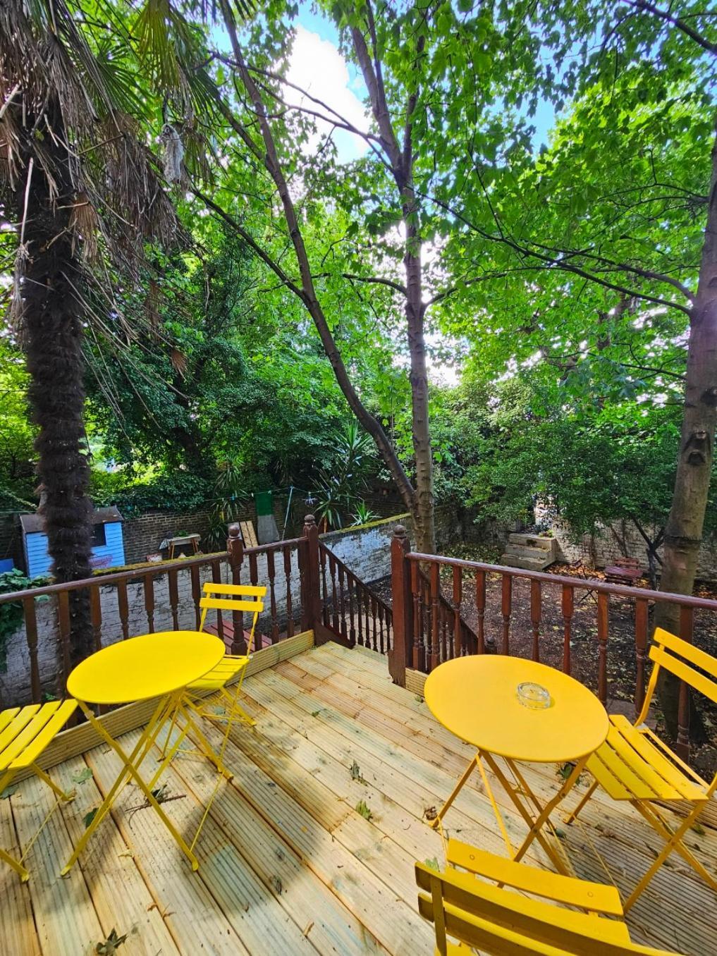 Lovely Ground Floor With High Ceiling And A Private Garden With Deck By Earl's Court Station Londres